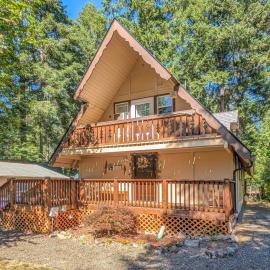 Coal Creek Chalet | Creek, AC, Pet Friendly, hotel in Packwood