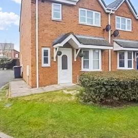 3BR with Ensuite & Downstairs WC, Hotel in Litherland