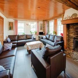 Spacious Farmhouse Retreat, hotel en Brisy