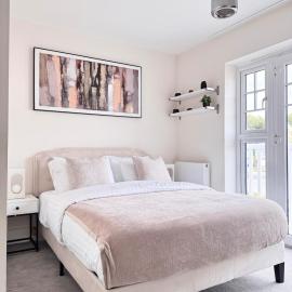 Spacious 4-Bedroom House Ideal for Contractors, Families & Business Stays in Reading, Offers 3 Parkings