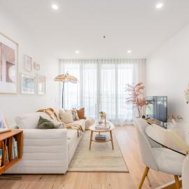Elegant CBD Stay, Comfort n Style Apt w Parking, hotel in Braddon