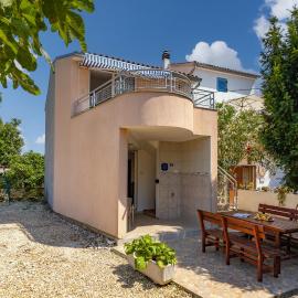 Peaceful Retreat Apartments with Terrace, hotel em Kavran
