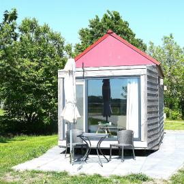 Tiny Cottage op Camping "De stal", Hotel in Drijber