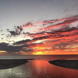 Absolute Beachfront, Adjacent Henley Square, Relax
