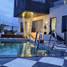 Raja Villa Entire 4BHKwith Pool, hotel u gradu 'Jāmb'