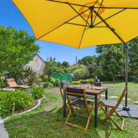 300m plage - duplex avec jardin pour 4, hotel in Sarzeau