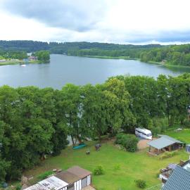 Wohnwagen direkt am See auf privatem Grundstück, hotell i Feldberg