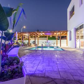 Black Swan Luxury Villa Pervolia, hotel v destinaci Perivolia