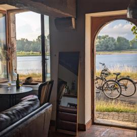 Maison de marinier les pieds dans l'eau face à la Loire, hotell i Sully-sur-Loire