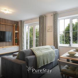 Spacious & Practical 2-Bedroom Sheffield Flat by PureStay, hotel in Manor