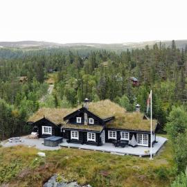 Stor velutstyrt laftehytte med usjenert uteplass, flott utsikt og Jacuzzi, hotel en Eggedal