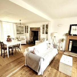 Open plan country cottage with wood burner near beaches