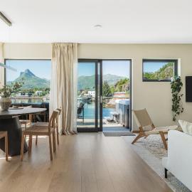 Waterfront House with Hot Tub – hotel w mieście Svolvær