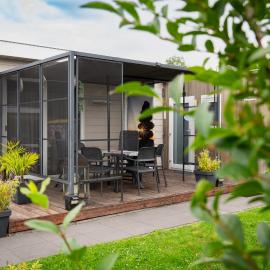 Gezellig chalet Hart van Zeeland met overdekt terras, tuin & zwembad VP086