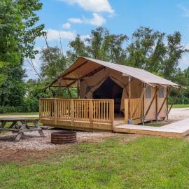 Settle Into a Cozy Lakeside Glamping Escape, hotel em Onalaska