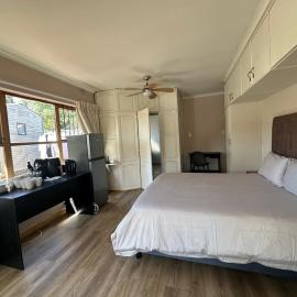 Suite Dreams Garden Dream Cottage, hotel in Panorama