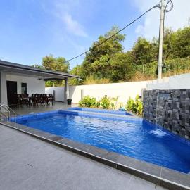 modern house Liazara homestay, hotel i Muar