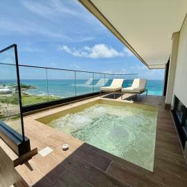Penthouse con jacuzzi privado, balcón y vista al mar