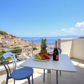 Suite HollidayHouse - vista mare: Castelsardo'da bir otel