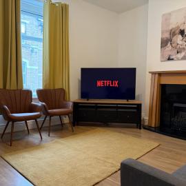 Victorian Huddersfield Stay for 11 with 3BR, Fast WiFi near University & Accuu Stadium, hotel in Huddersfield