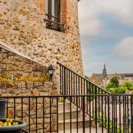 Hôtel La Tour des Anglais, viešbutis mieste Majenas