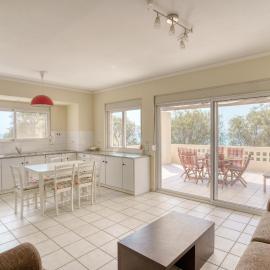 Komi Beachfront Residence、Kómiのホテル