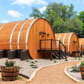 Romantic Chardonnay Wine Barrel Cabin, hotel in Fredericksburg