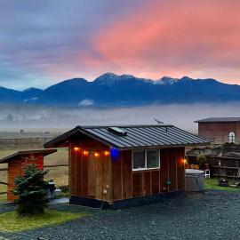 Blue Moon Tiny House Hot Tub Sauna MtnViews, hotel i Port Angeles