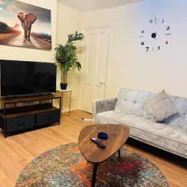 Spacious flat in Chatham High st, hotel in Chatham