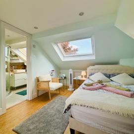 Large Double Room with Private Bathroom West Zone 3 Free Parking