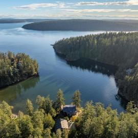 Waterfront Privacy, Hot Tub, Mooring, Gated Estate, hotel in Eastsound
