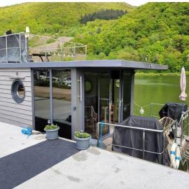 Hausboot auf der Mosel، فندق في Pölich