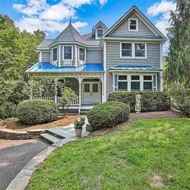 Charming Country Home with Hot Tub, Pond & Creek, hotel a New Paltz