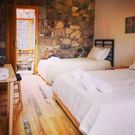 Teora taş otel – hotel w mieście Hüseyinçakı