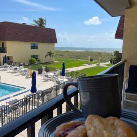 Beachfront with heated pool, 60 seconds to beach