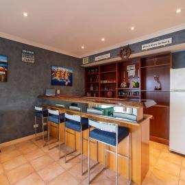 Funland, Family Home On The Canals Mandurah, hotel in South Yunderup