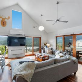 Grand View Chalet, hotel in Merrijig