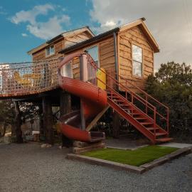 Crows Nest Treehouse At El Mistico Ranch, hotel in Nogal