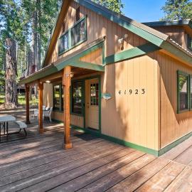 Toste Cabin- Spacious 3BR Cabin in East Village!, hotel in Shaver Lake