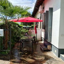 Monolocale, 10' dal centro, dall'aeroporto, con patio esterno