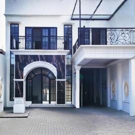 TwoSpaces Living at Nabila Semampir Homestay, מלון בSemampir