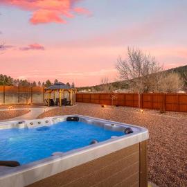 Grand Canyon Basecamp Hot Tub 4 King Beds, hôtel à Williams