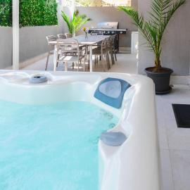 Beautiful 3BR w Private Jacuzzi by Arco Collection, hotel in Is-Swieqi