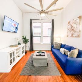 2BR Walk to Convention Center Free Parking