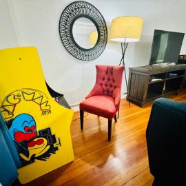 Walk to Conv Center Free Parking 4 Beds