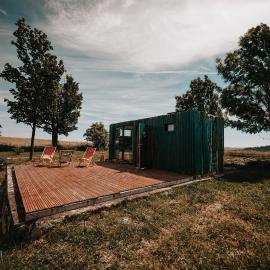 Tiny Glamp - Kontejner Louka, hotel in Rudná pod Pradědem