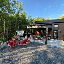 Spa - Chalet Sur Les Sentiers du Pic-Bois、Adstockのホテル