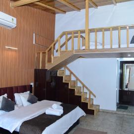 The Lake Edge, Hotel in Nainital