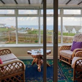 Bungalow with stunning views over Widemouth Bay: Widemouth Bay şehrinde bir otel