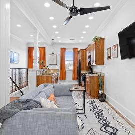 2BR Creole retreat w kitchen & parking